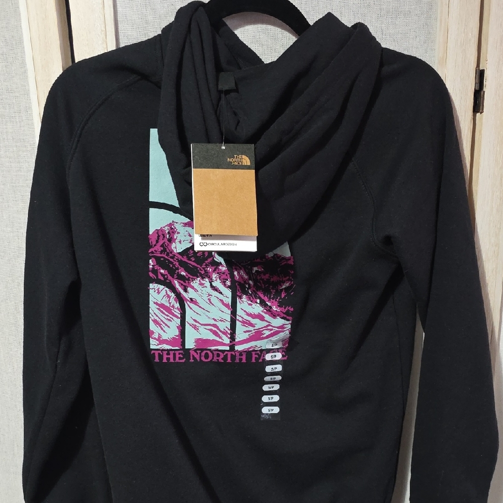 The North Face Womens Novelty Graphic Hoodie Black Pink Mountain NF0A87QUBIT-S‎